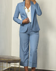 Tailleur con spilla