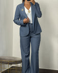 Tailleur con spilla